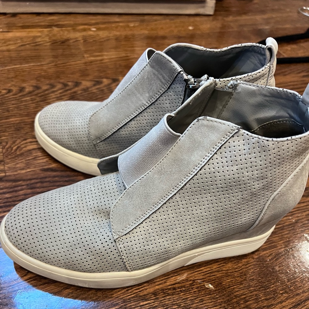 Platform sneakers-size 7.5